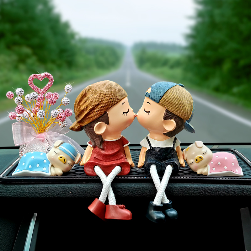 可爱情侣汽车摆件车内饰品车上香水车载香薰创意公仔装饰用品大全