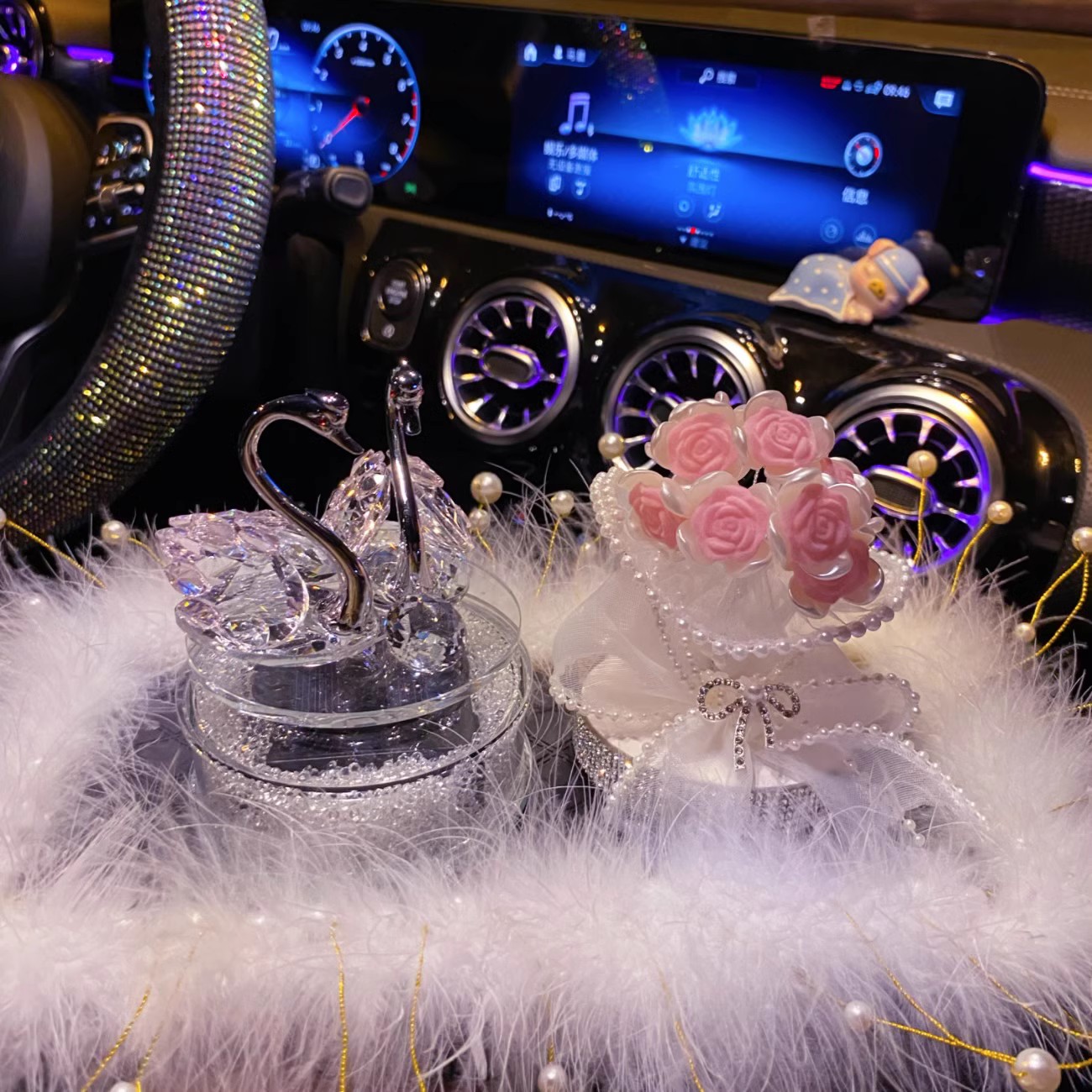 太阳能旋转水晶天鹅汽车香水摆件车载香薰可爱女神款车内装饰饰品